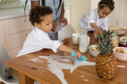 Enfant épongeant du lait